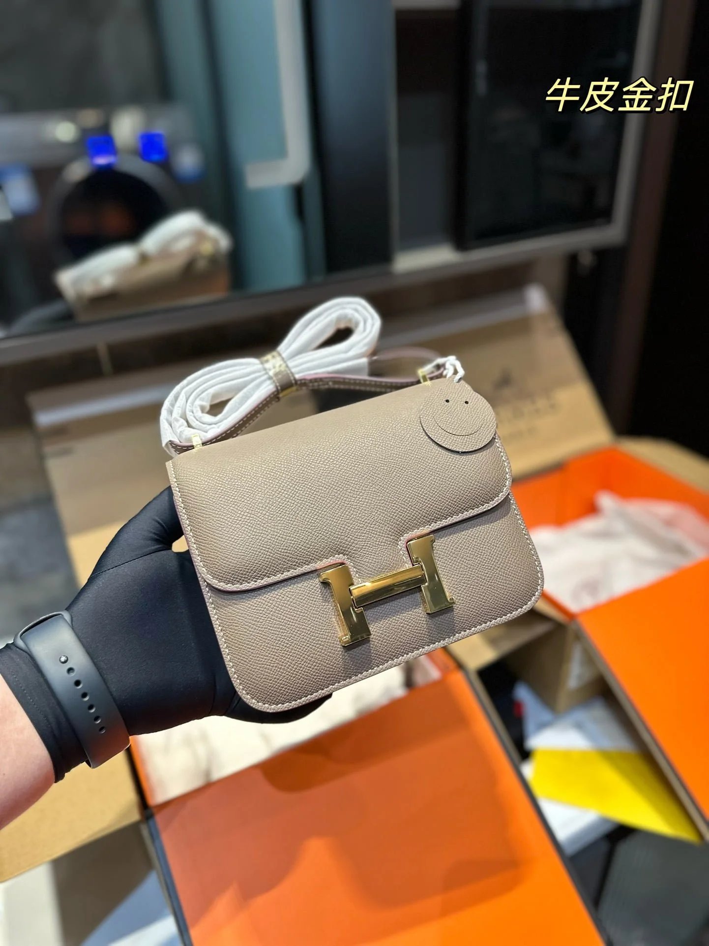 0d1766b57d73e7885a6c4aa5998f399671329afb Hermès Constance Swift cowhide leather Gold hardware Grey size: 23*17cm/19*15cm - Image 1